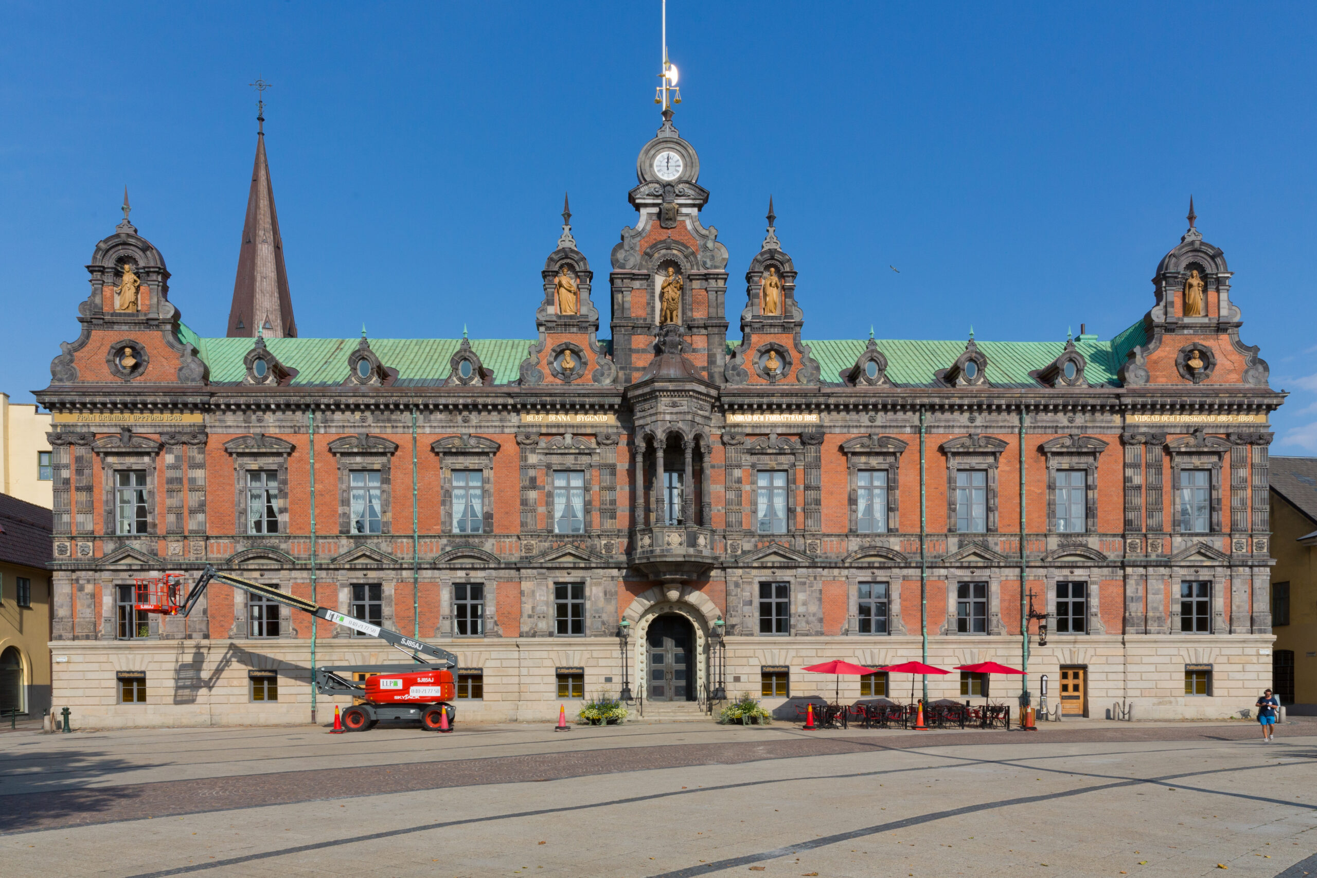 넓은 광장 너머로 말뫼 시청 건물이 보이는 Stortorget 전경