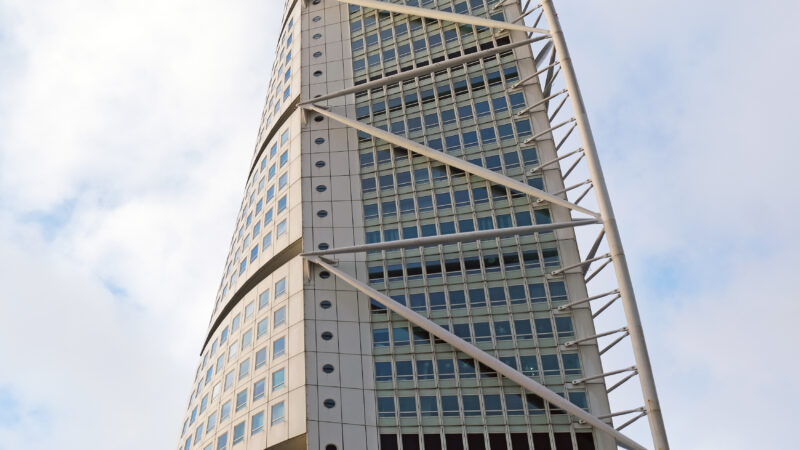 파란 하늘 아래 말뫼 베스트라 함넨에 서 있는 Turning Torso 전경