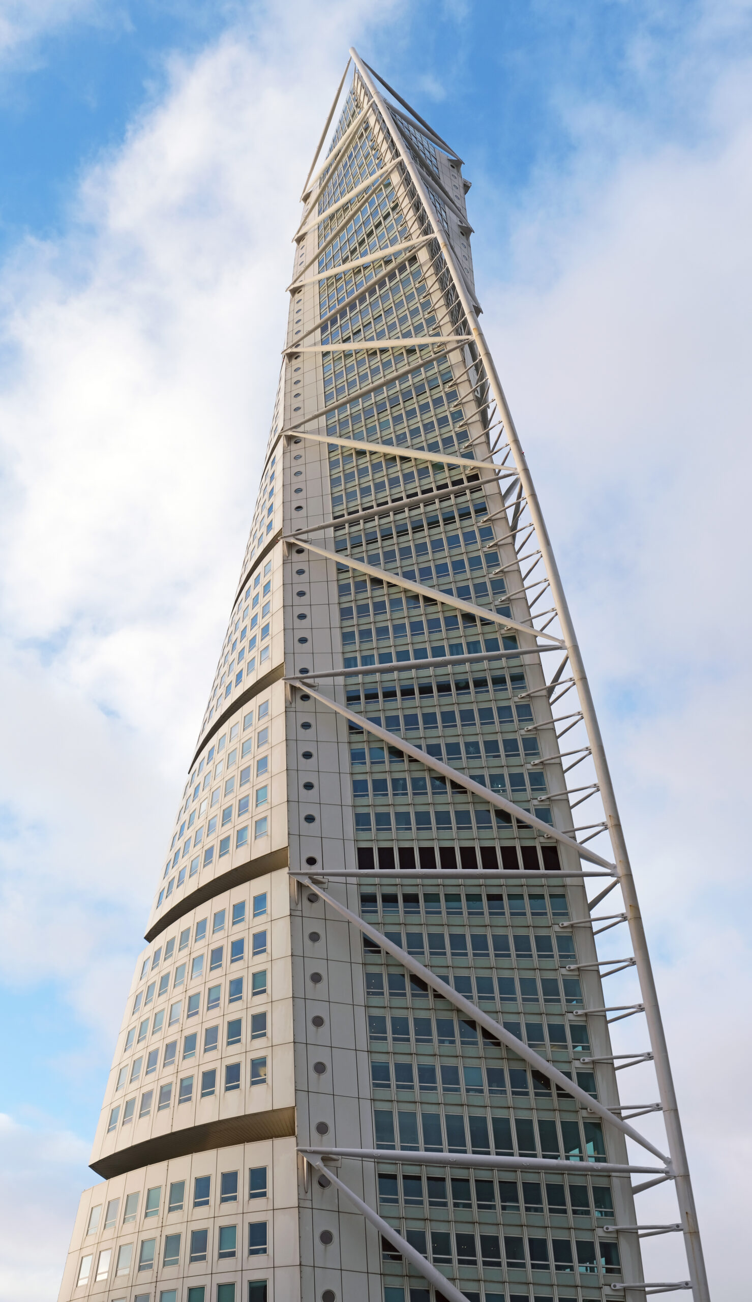 파란 하늘 아래 말뫼 베스트라 함넨에 서 있는 Turning Torso 전경