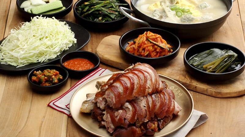 서울 중구 만족오향족발 외관과 빨간 간판, 서소문 골목 입구가 보이는 모습