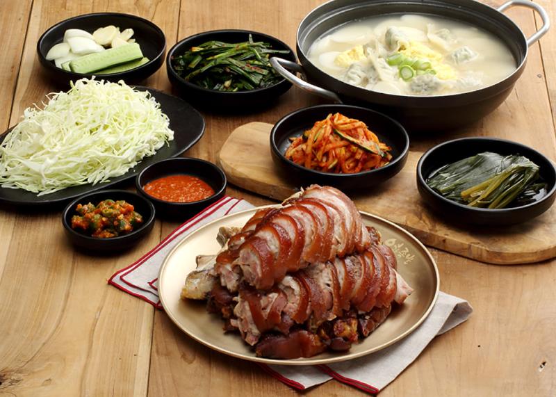 서울 중구 만족오향족발 외관과 빨간 간판, 서소문 골목 입구가 보이는 모습