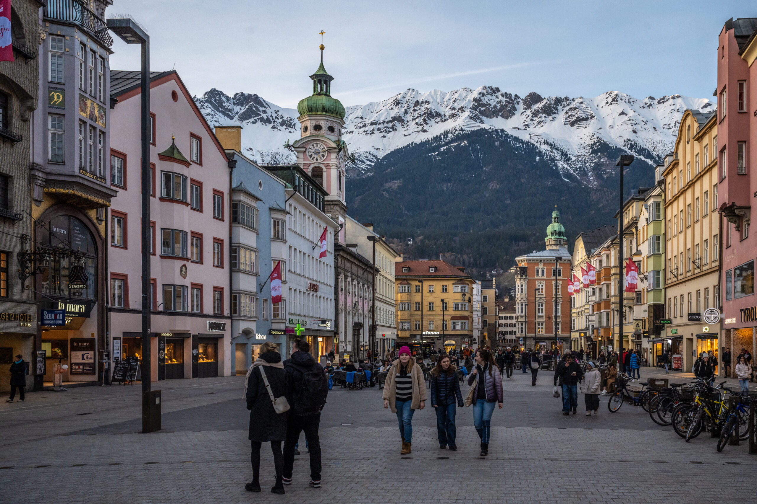 인스브루크 마리아 테레지엔 거리와 뒤로 보이는 알프스 산벽