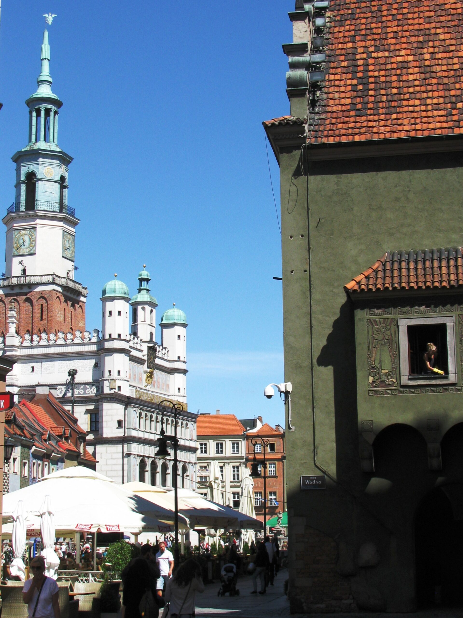포즈난 올드 마켓 스퀘어 거리에서 구시청사와 시장광장 건물이 보이는 전경