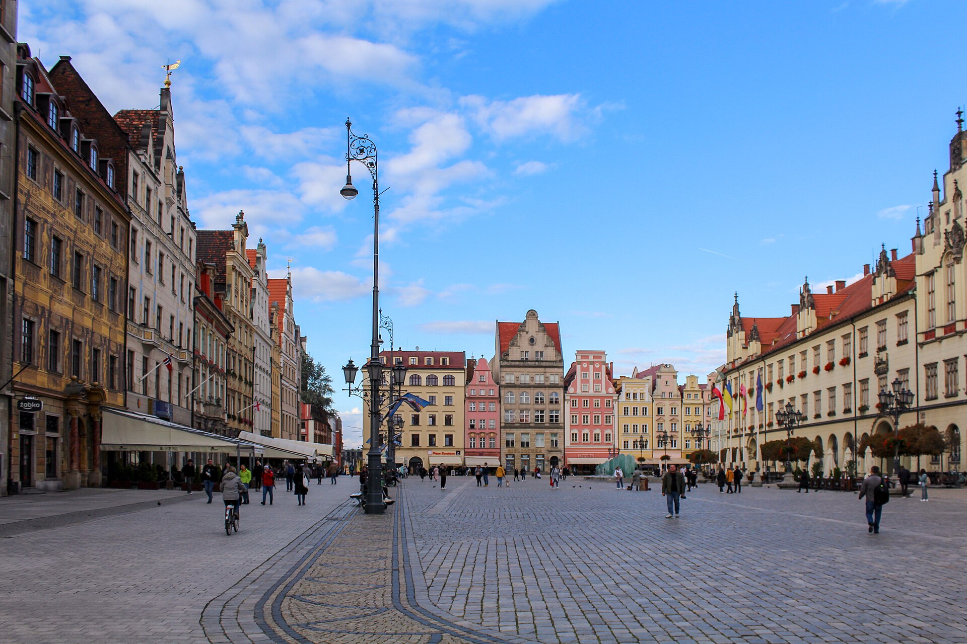 브로츠와프 리네크 광장의 넓은 광장과 화려한 파사드가 이어지는 전경