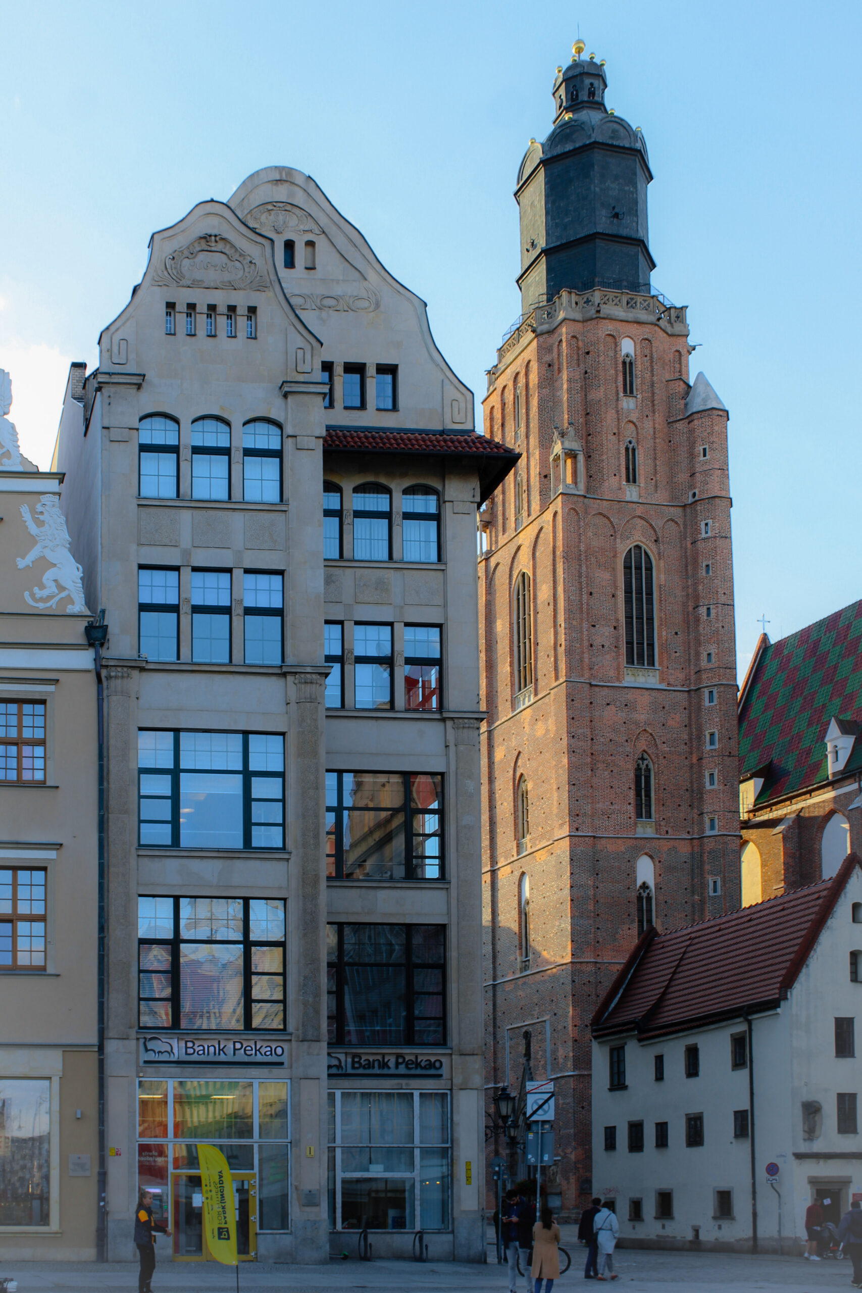 브로츠와프 구시가지 건물들 뒤로 성 엘리자베스 교회 타워가 보이는 리네크 주변 풍경