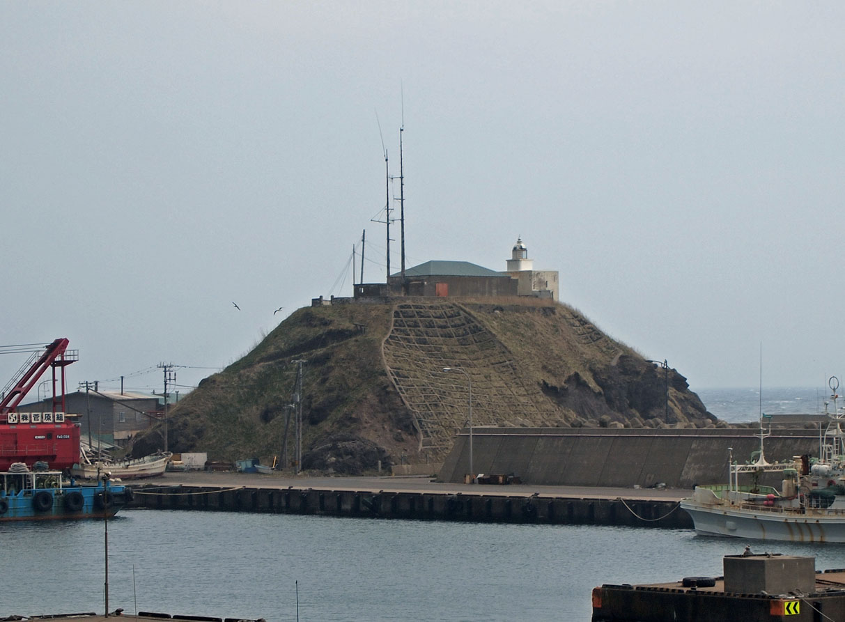 일본 홋카이도 마쓰마에 해안 언덕 위 작은 등대와 항구 풍경