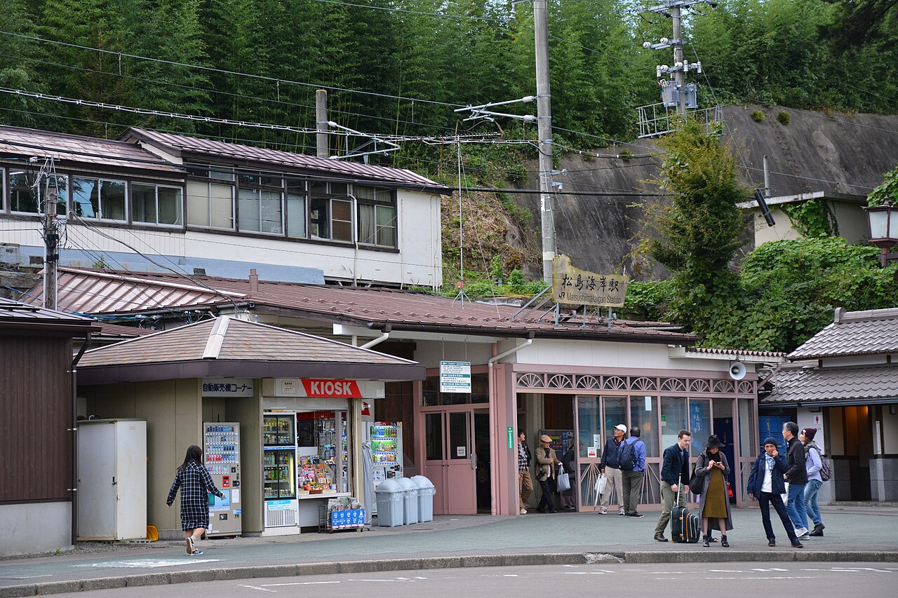 미야기현 JR 마쓰시마해안역 정면과 역 앞 광장