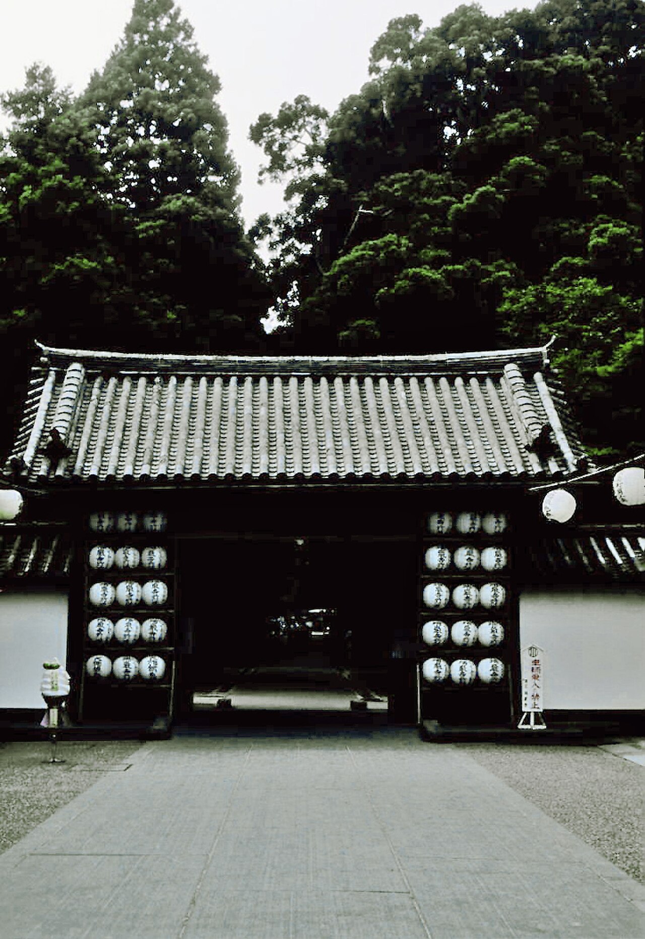 미야기현 마쓰시마 즈이간지 경내 입구와 등롱 장식