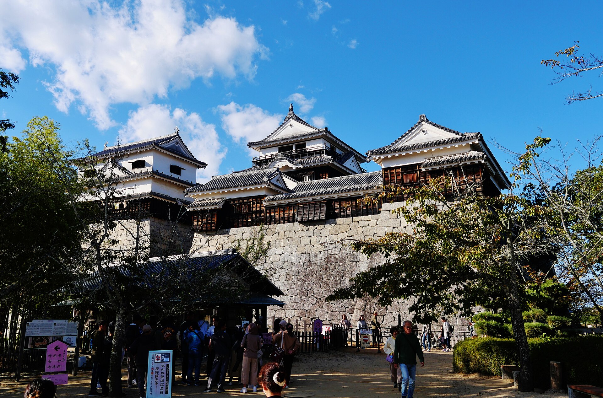 석축 위로 보이는 일본 에히메 마쓰야마성 천수