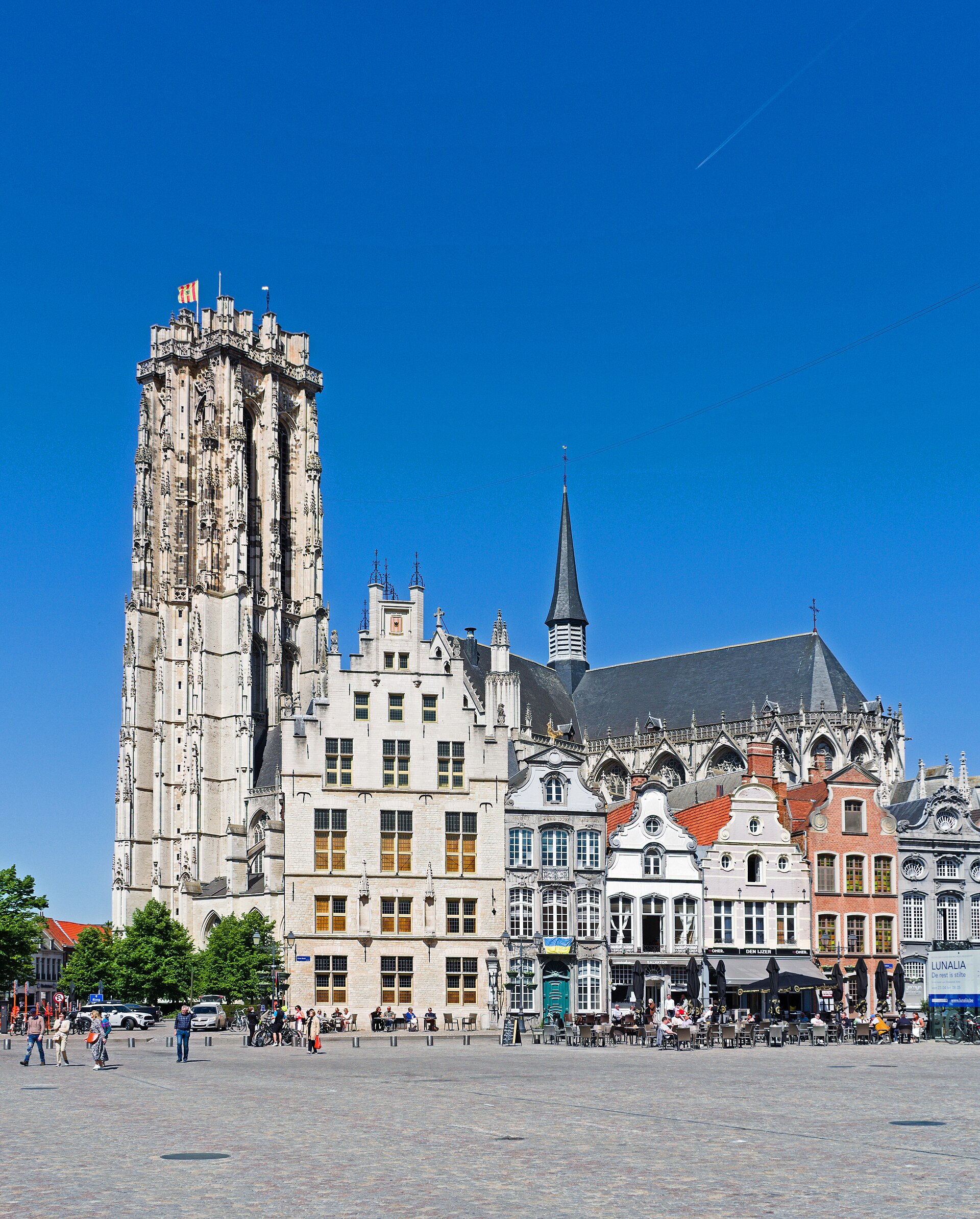 벨기에 메헬렌 그로트마르크트와 신트 롬바우츠 타워 전경