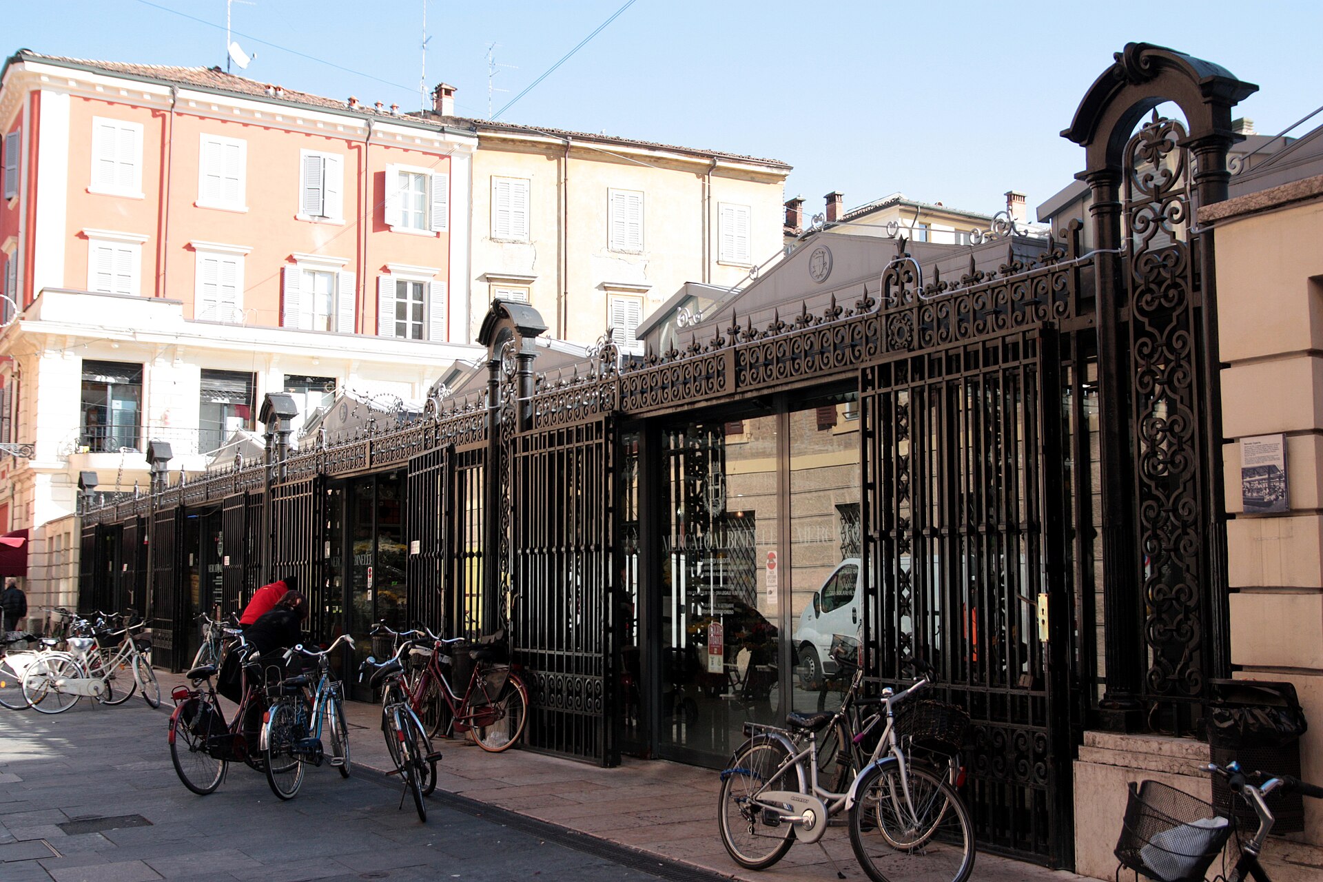 철제 장식과 간판이 보이는 모데나 메르카토 알비넬리 입구