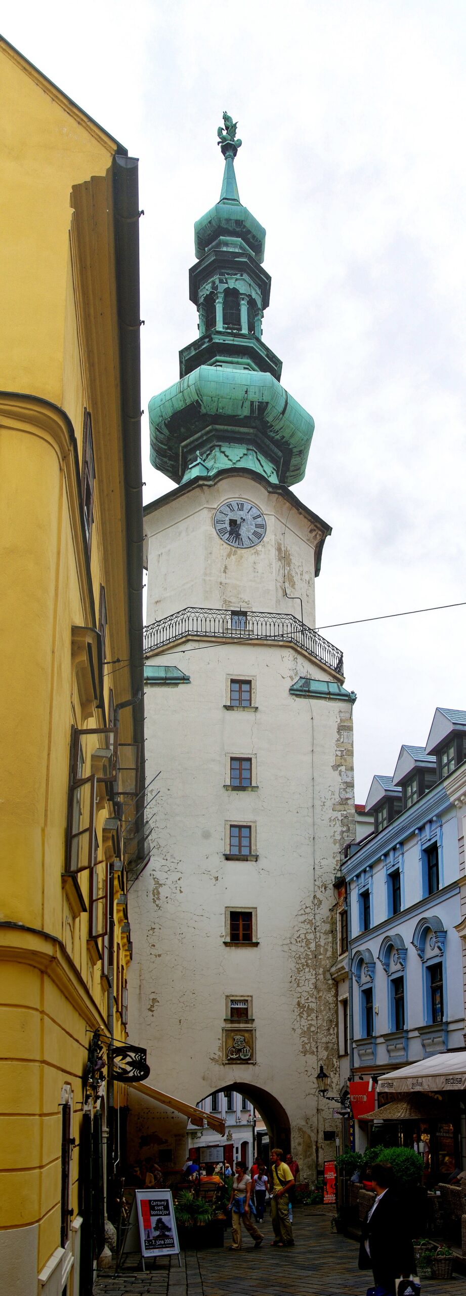 좁은 구시가 골목 끝에 청동빛 첨탑과 시계가 보이는 브라티슬라바 미하엘 문