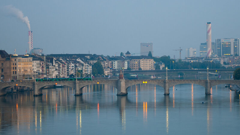 라인강 위 미텔레 브뤼케와 트램, 바젤 강변 스카이라인이 보이는 전경