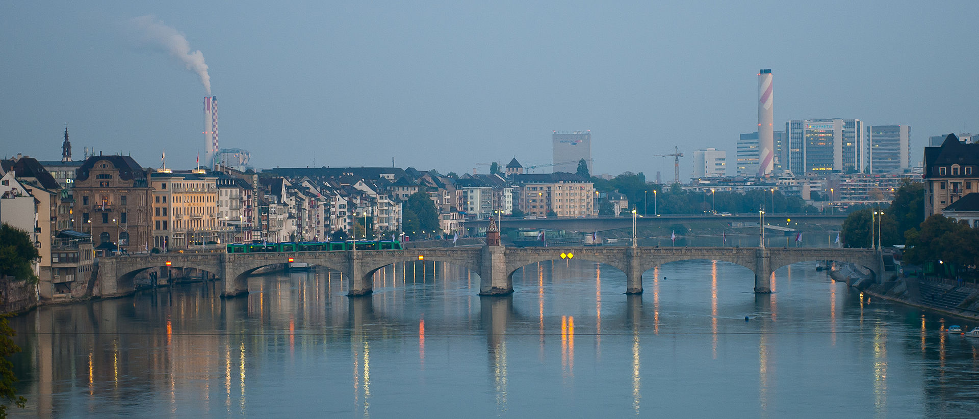 라인강 위 미텔레 브뤼케와 트램, 바젤 강변 스카이라인이 보이는 전경