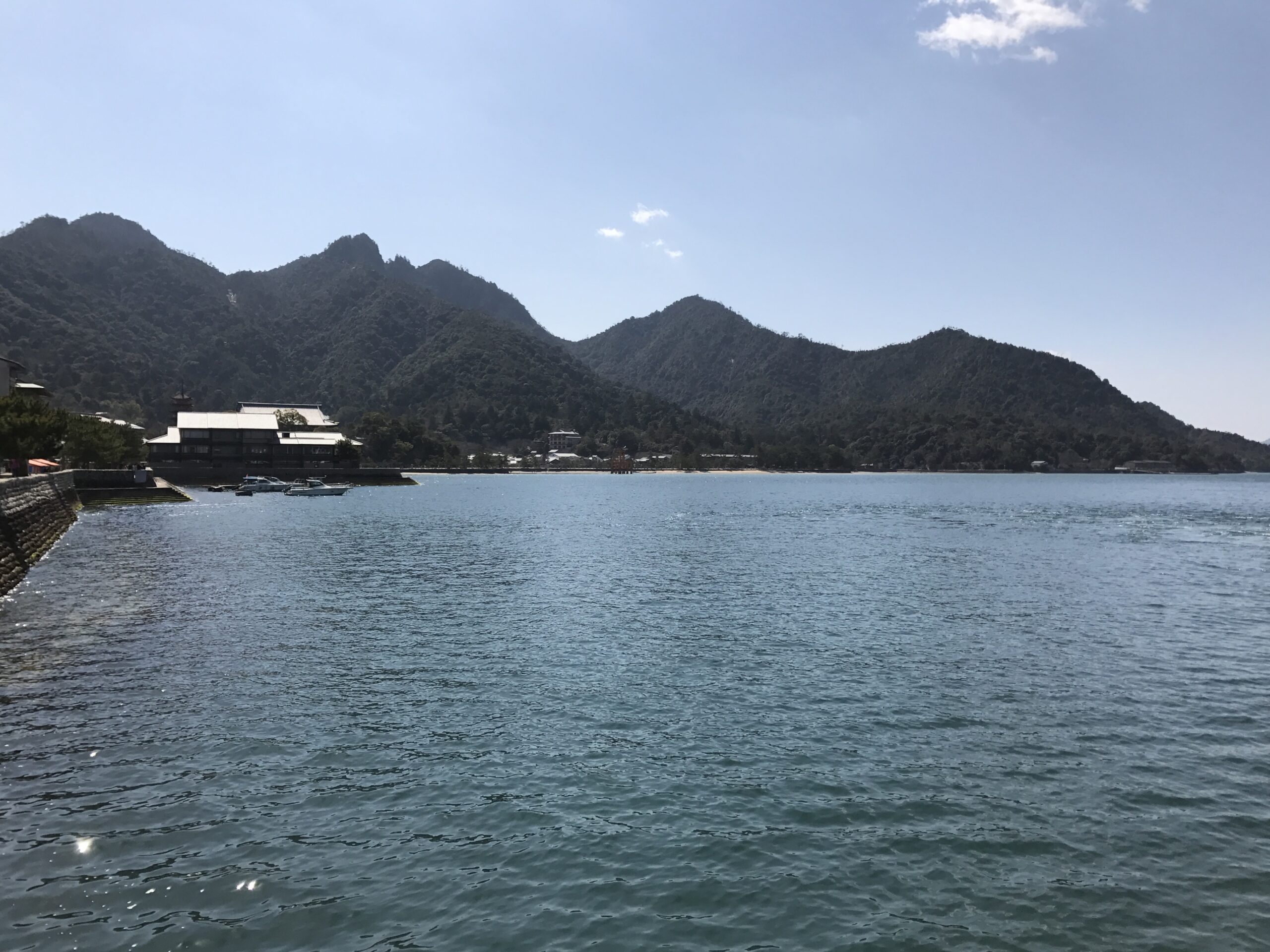 미야지마에서 본 미센 산과 바다 풍경