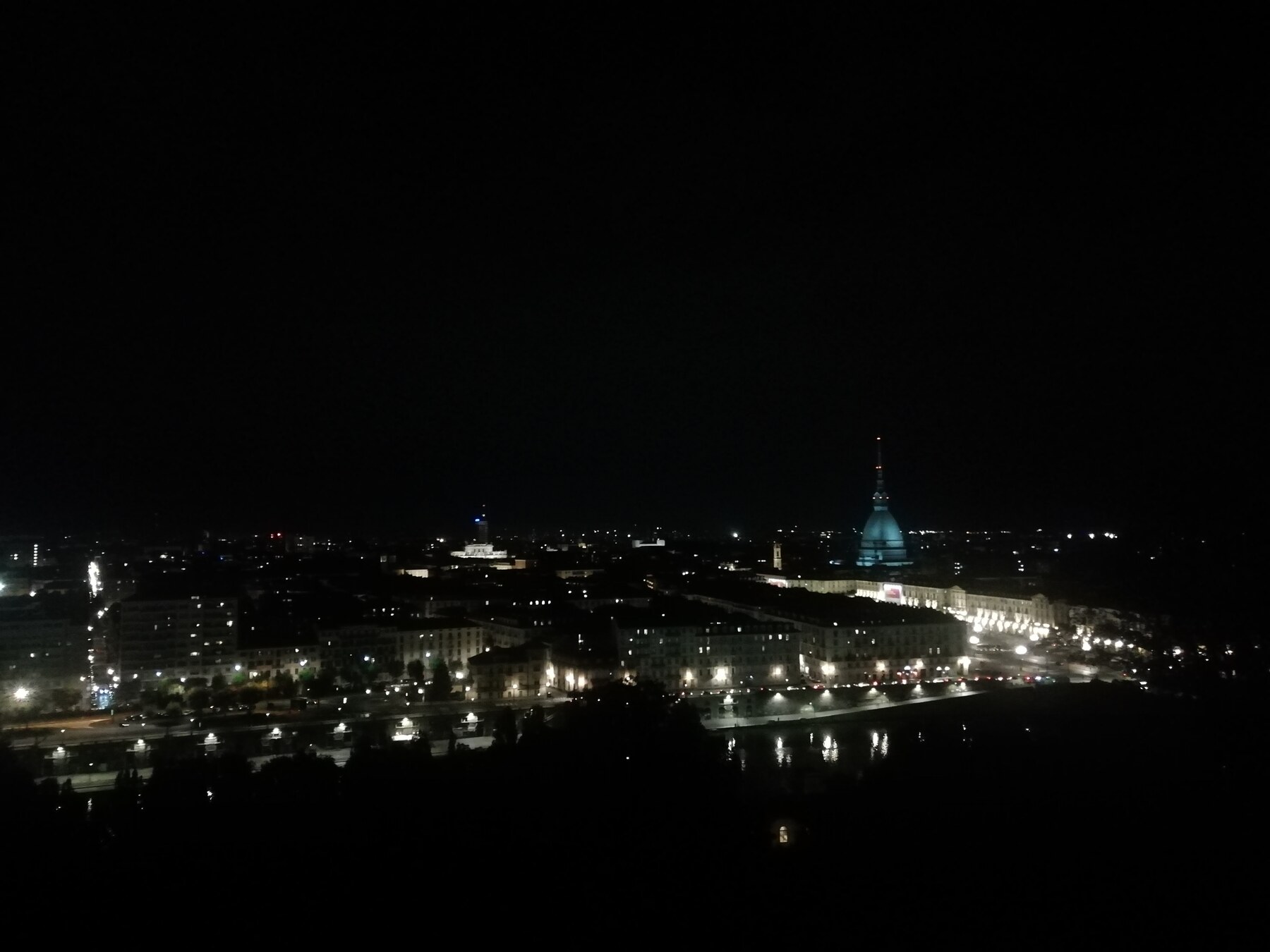 몬테 데이 카푸치니 언덕에서 내려다본 토리노 야경과 몰레 안토넬리아나