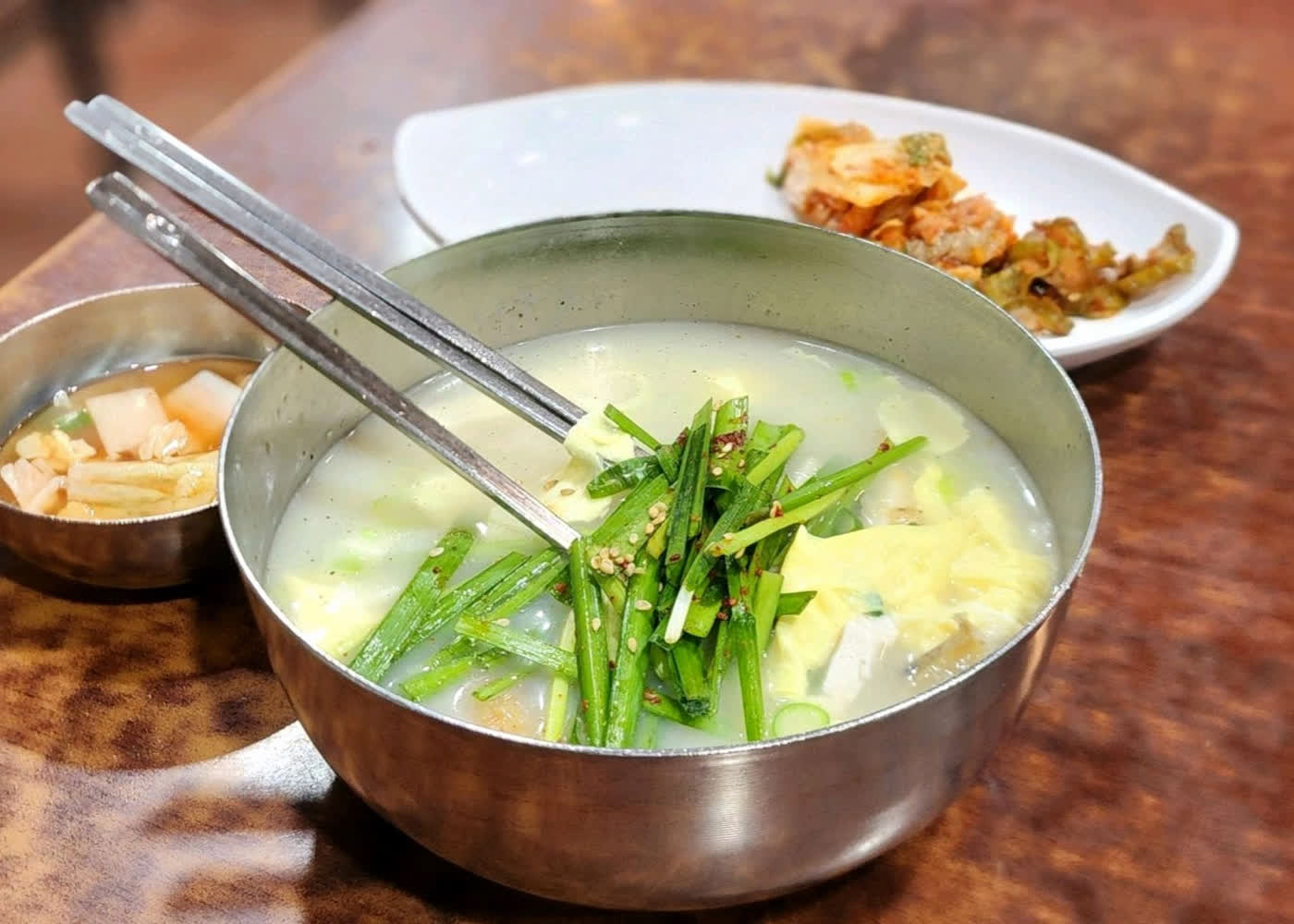 뽀얀 국물 위에 부추와 두부가 올라간 무교동북어국집 북어해장국 한 그릇