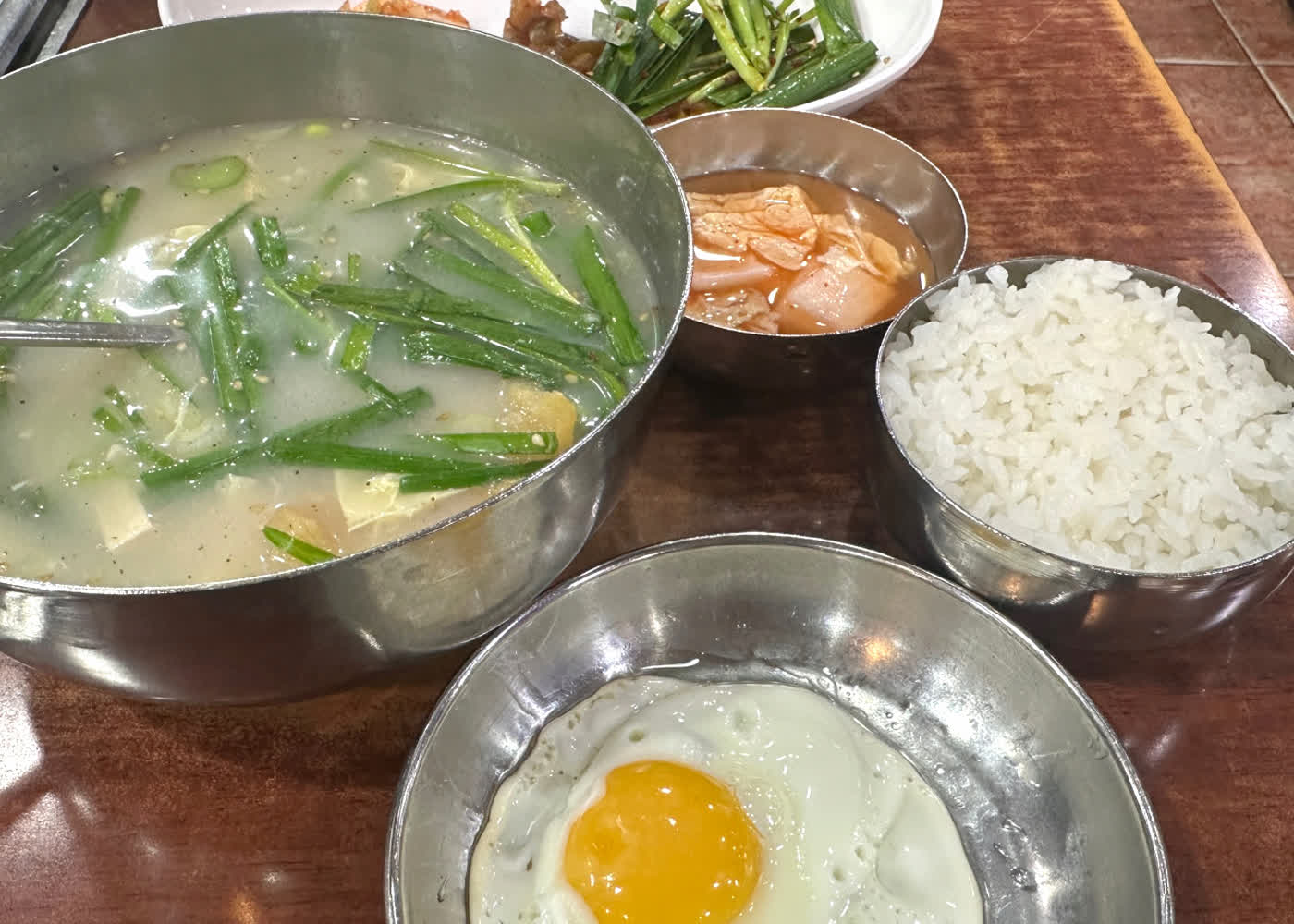 북엇국과 공깃밥, 김치, 달걀프라이가 함께 놓인 무교동북어국집 상차림