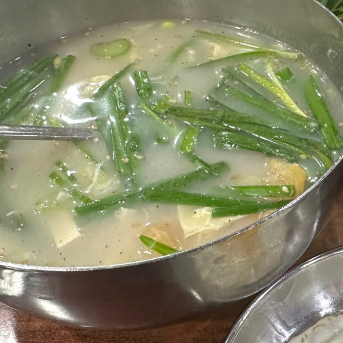 두부와 부추가 가까이 보이는 무교동북어국집 북엇국 클로즈업