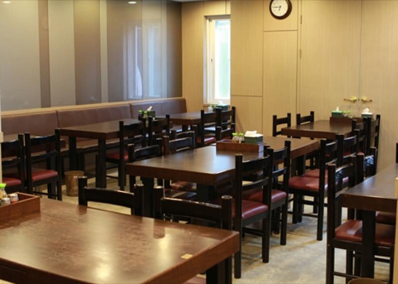 서울 명동교자 내부 좌석과 빠른 회전이 느껴지는 식당 풍경