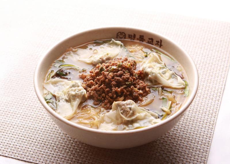 서울 명동교자의 칼국수 한 그릇과 만두가 떠오르는 대표 메뉴 이미지