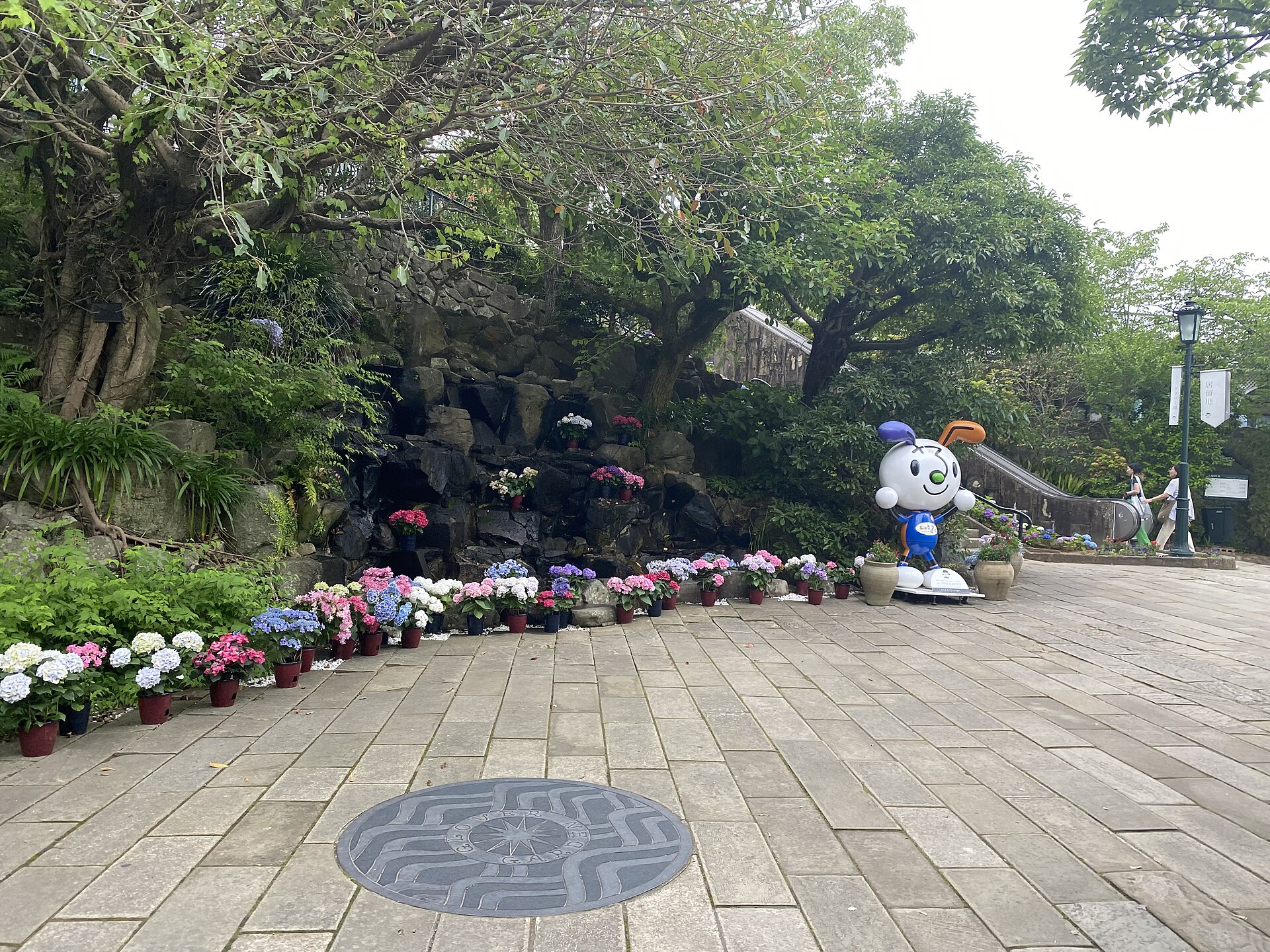 나가사키 글로버가든 안의 정원과 옛 미쓰비시 제2도크하우스 주변 풍경