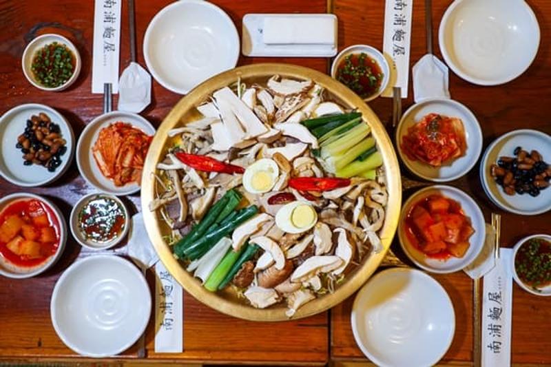 버섯과 달걀, 고명이 넉넉히 올라간 남포면옥 어복쟁반과 반찬이 놓인 상차림