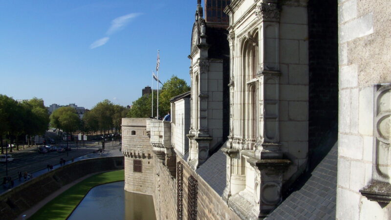 낭트 샤토 데 뒤크 드 브르타뉴 성벽과 해자 전경