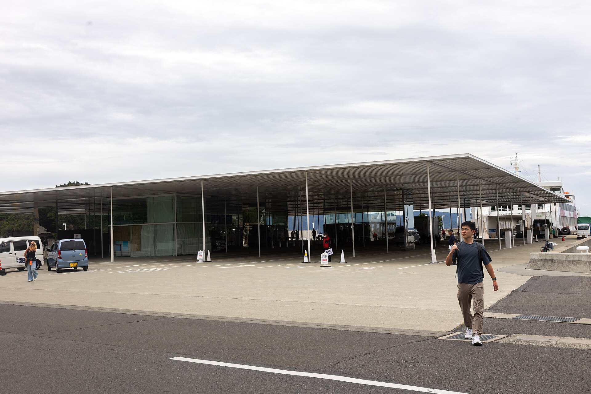 가가와 나오시마 미야노우라 페리터미널의 얇은 지붕과 기둥 구조, 선착장 풍경