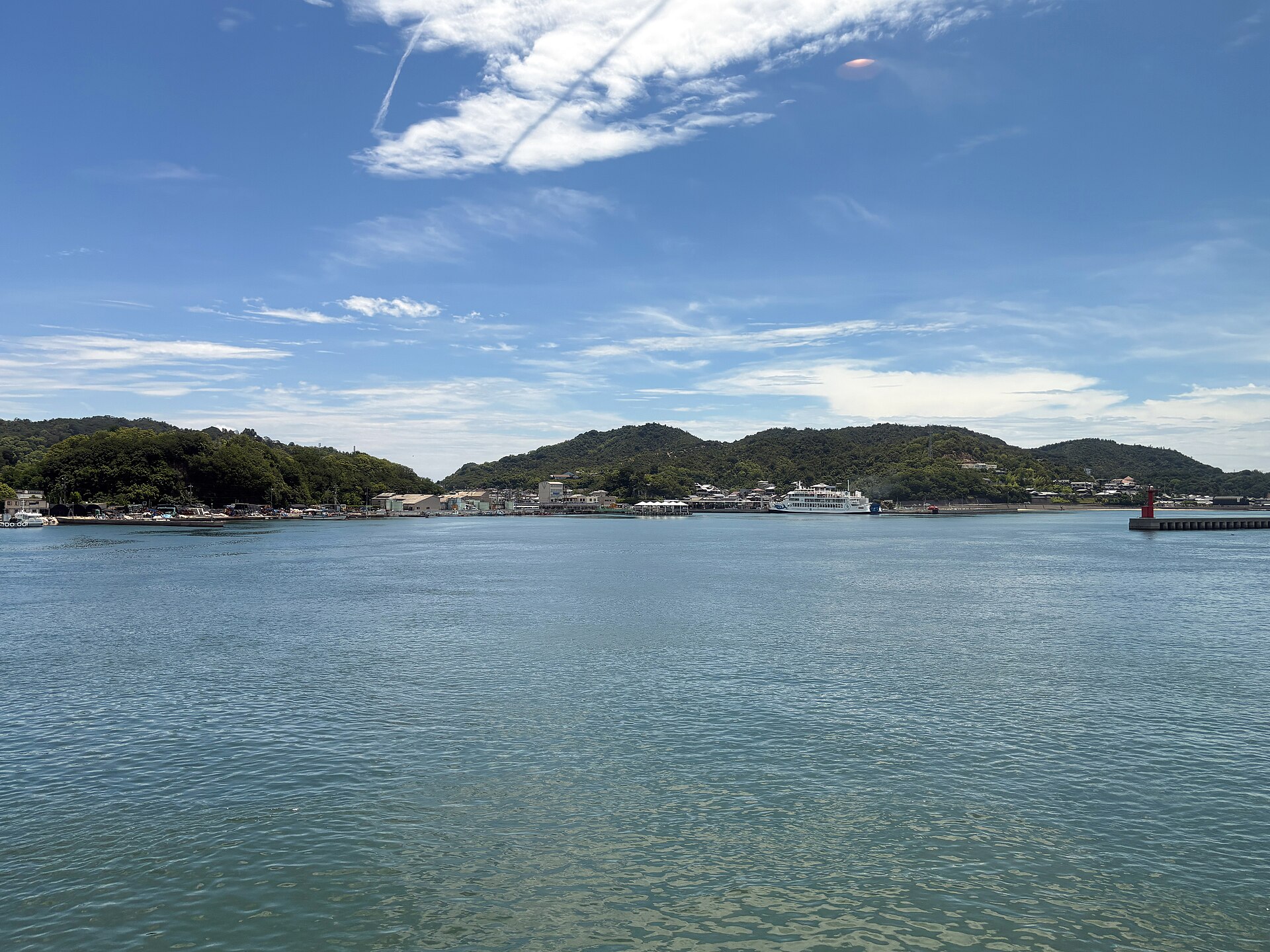 가가와 나오시마 미야노우라항에서 본 선착장과 방파제, 마을 뒤 낮은 언덕 풍경