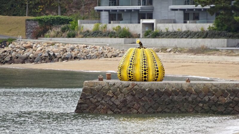 가가와 나오시마 해안 돌제방 끝에 놓인 야요이 쿠사마의 노란 호박 조형물