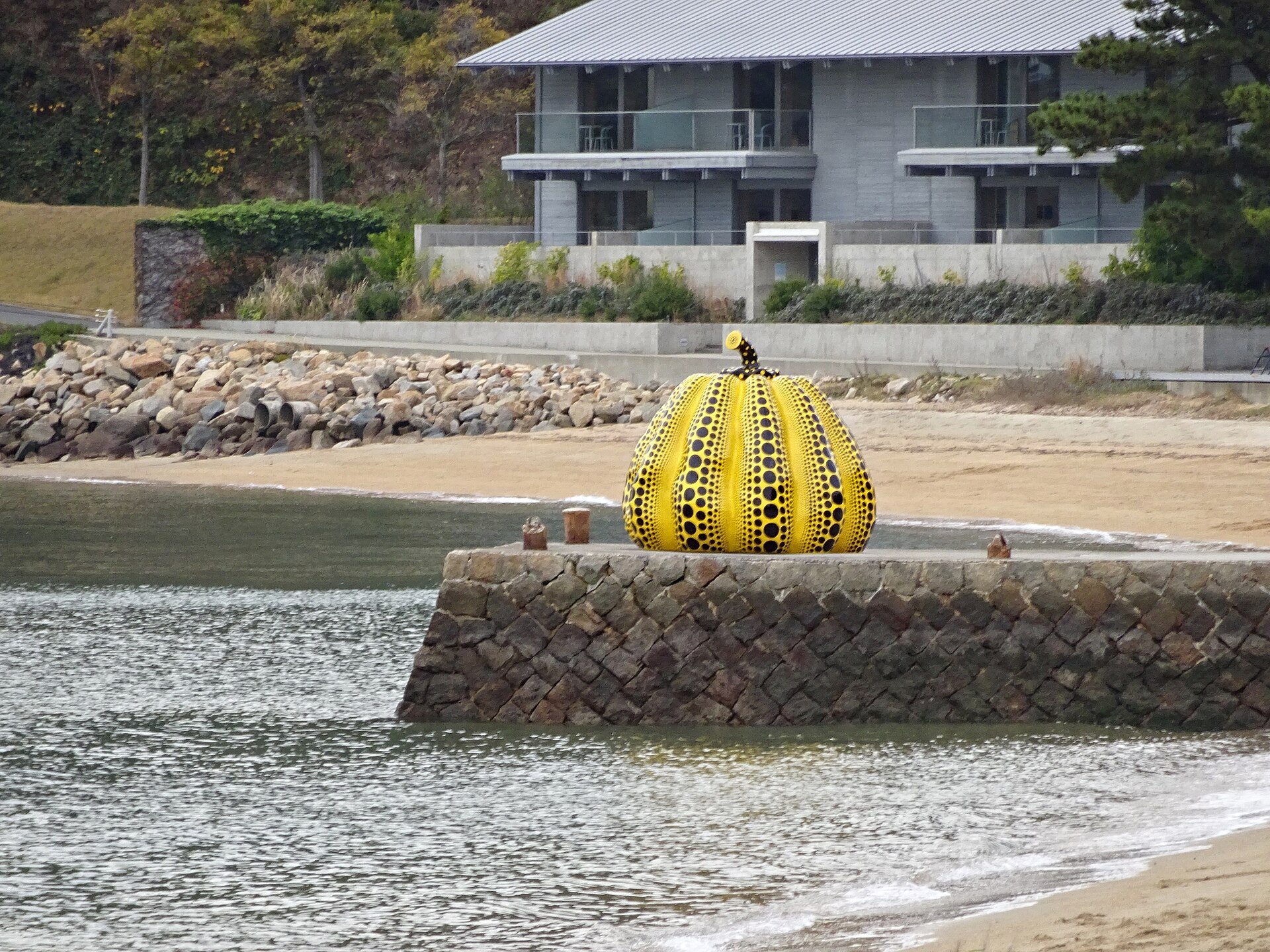 가가와 나오시마 해안 돌제방 끝에 놓인 야요이 쿠사마의 노란 호박 조형물