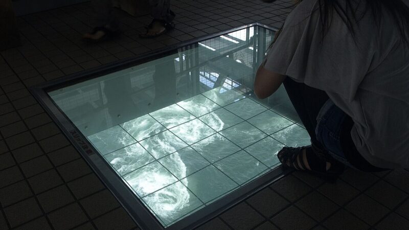 일본 도쿠시마현 나루토 우즈노미치 유리바닥 아래로 보이는 나루토 해협 조류