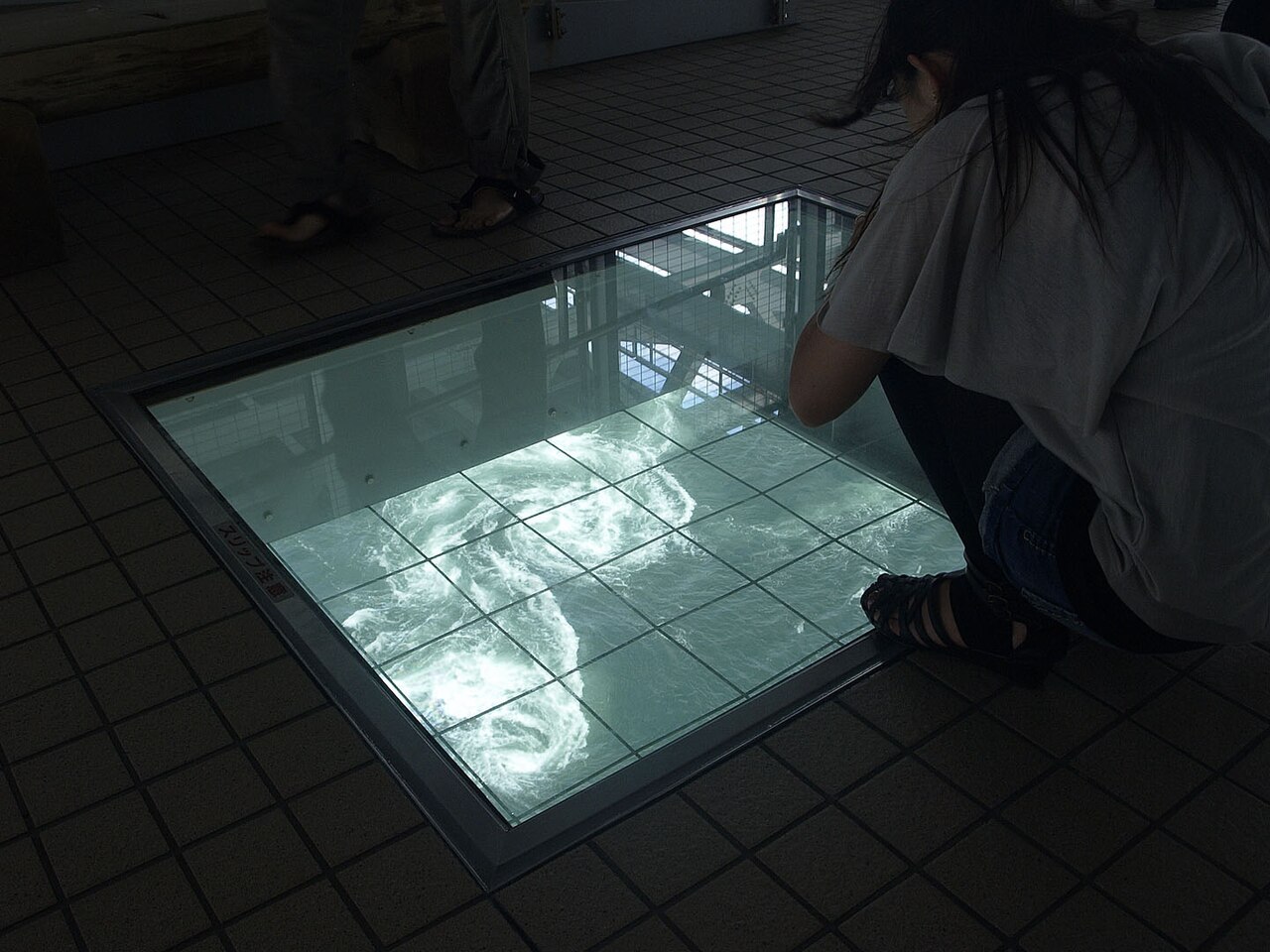 일본 도쿠시마현 나루토 우즈노미치 유리바닥 아래로 보이는 나루토 해협 조류