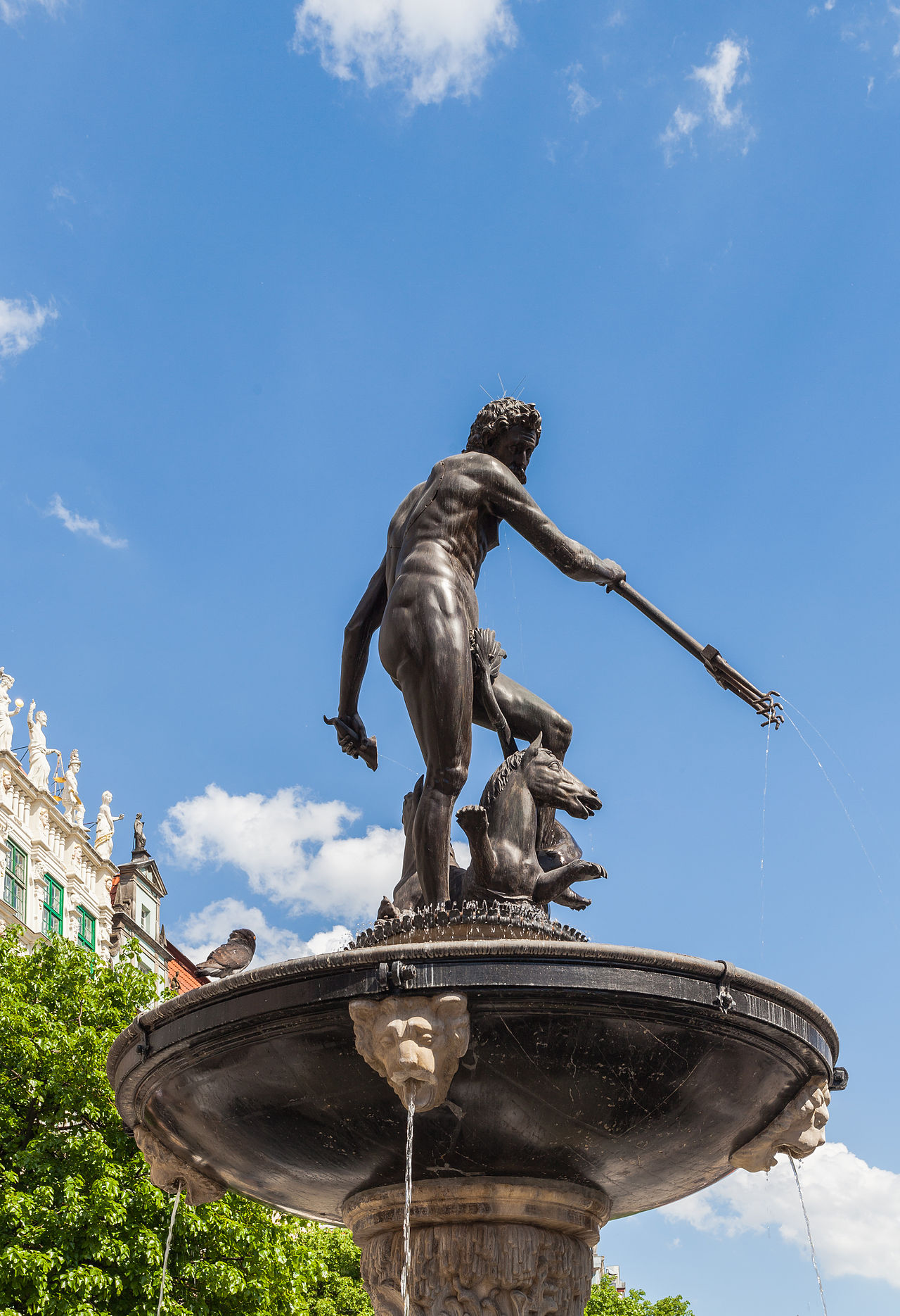 세 갈래 창을 든 청동 조각이 분수 위에 서 있는 그단스크 넵튠 분수