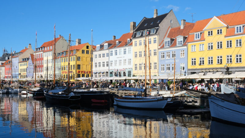 코펜하겐 니하운 운하와 알록달록한 건물 풍경