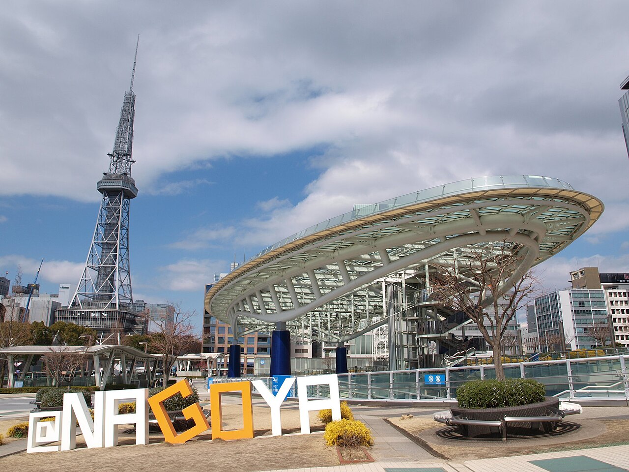 나고야 사카에의 오아시스21과 나고야 TV 타워 전경