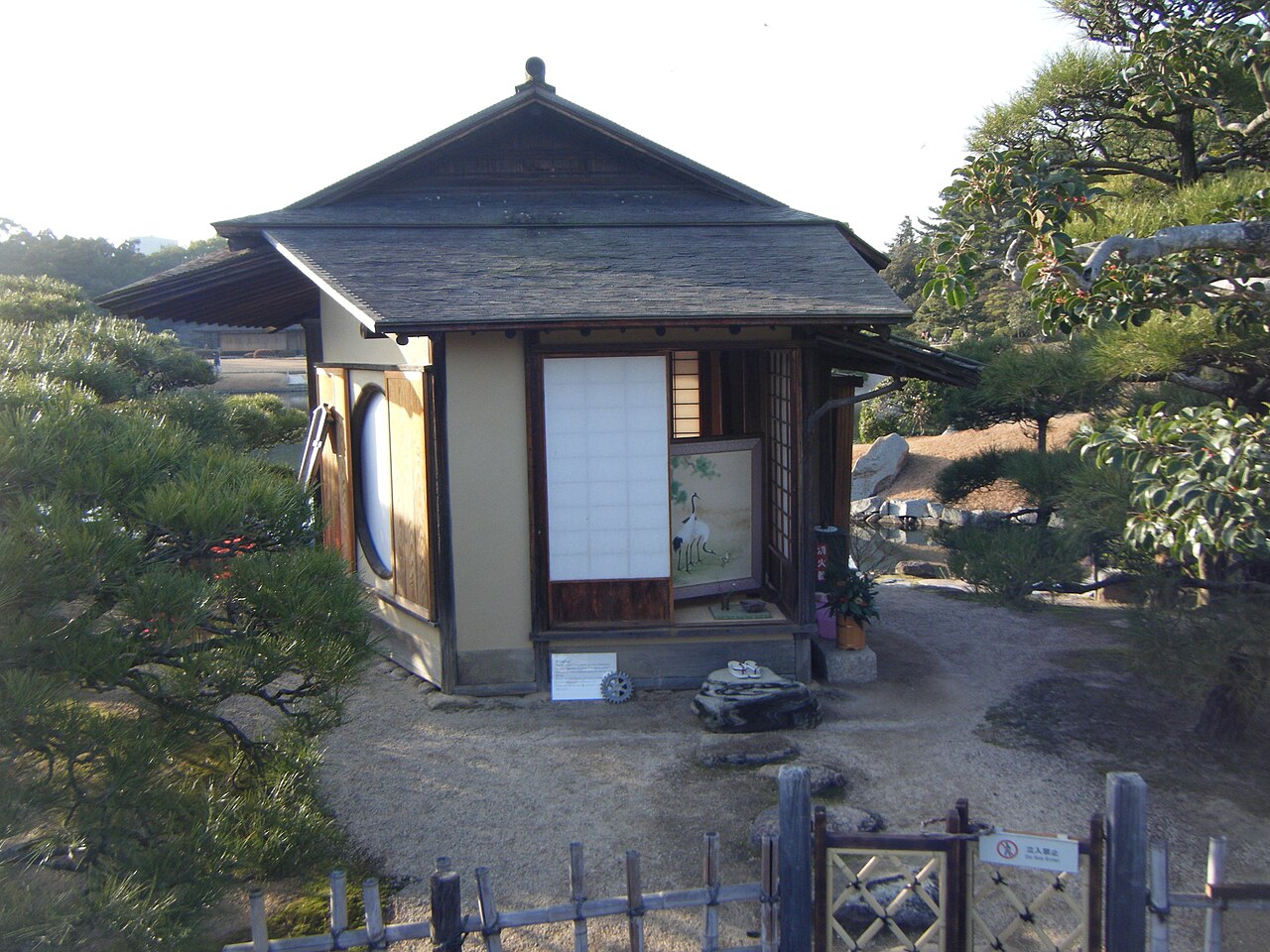 오카야마 고라쿠엔 정원의 전통 찻집 풍경