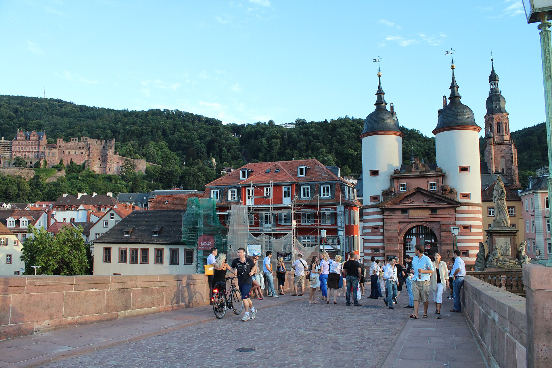 하이델베르크 알테 브뤼케 석조 다리와 브리지 게이트, 뒤로 성이 보이는 전경