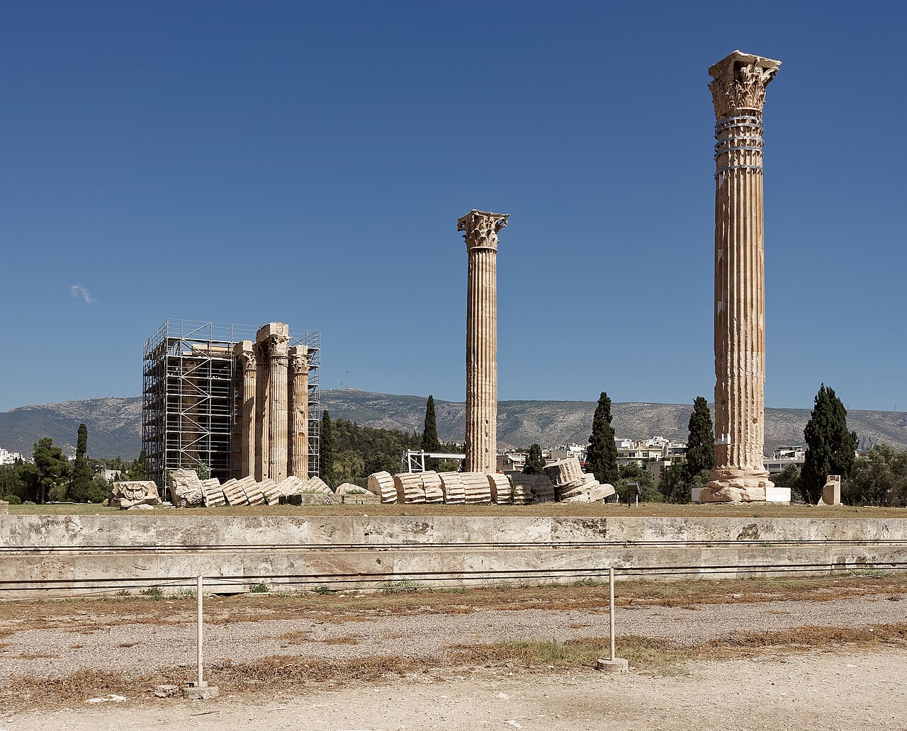 거대한 기둥이 남아 있는 아테네 올림피아 제우스 신전 유적
