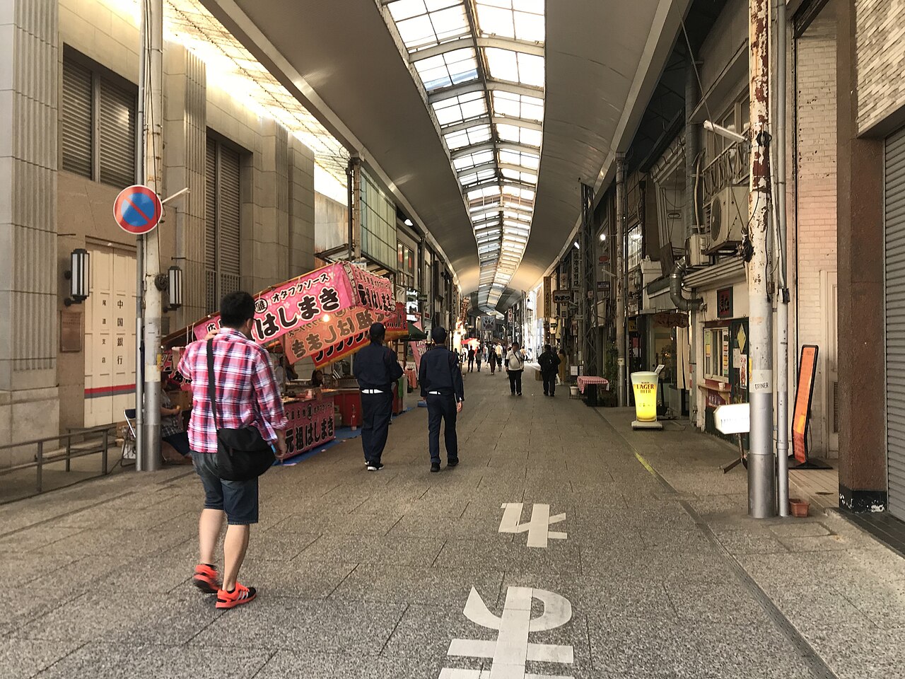 일본 히로시마현 오노미치 중심부의 아케이드 상점가 풍경