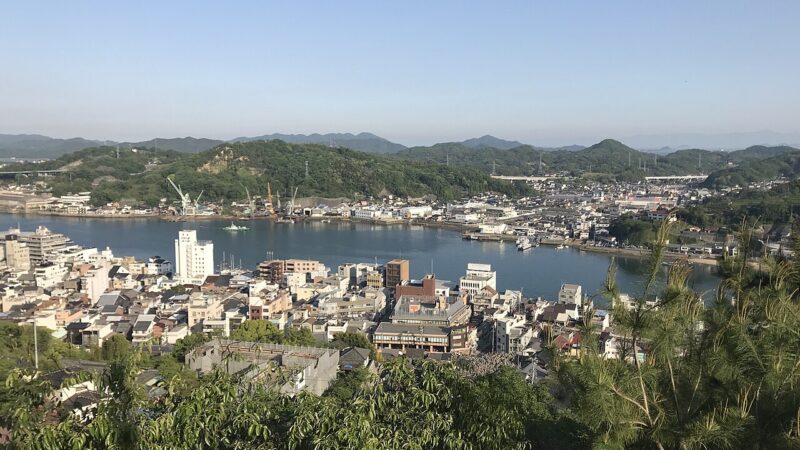 일본 히로시마현 오노미치 센코지공원 언덕에서 내려다본 오노미치 시가지와 수로 풍경