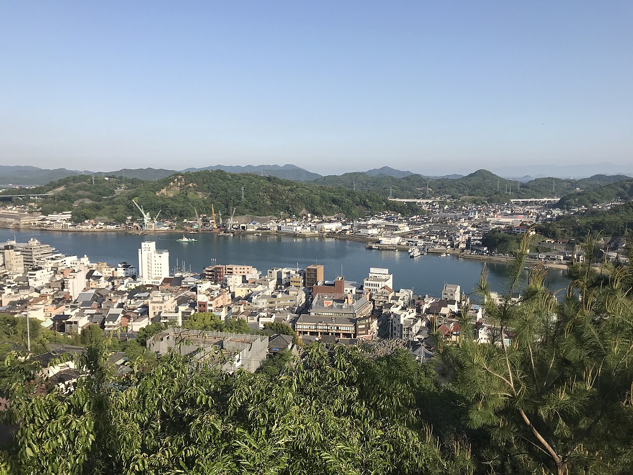 일본 히로시마현 오노미치 센코지공원 언덕에서 내려다본 오노미치 시가지와 수로 풍경