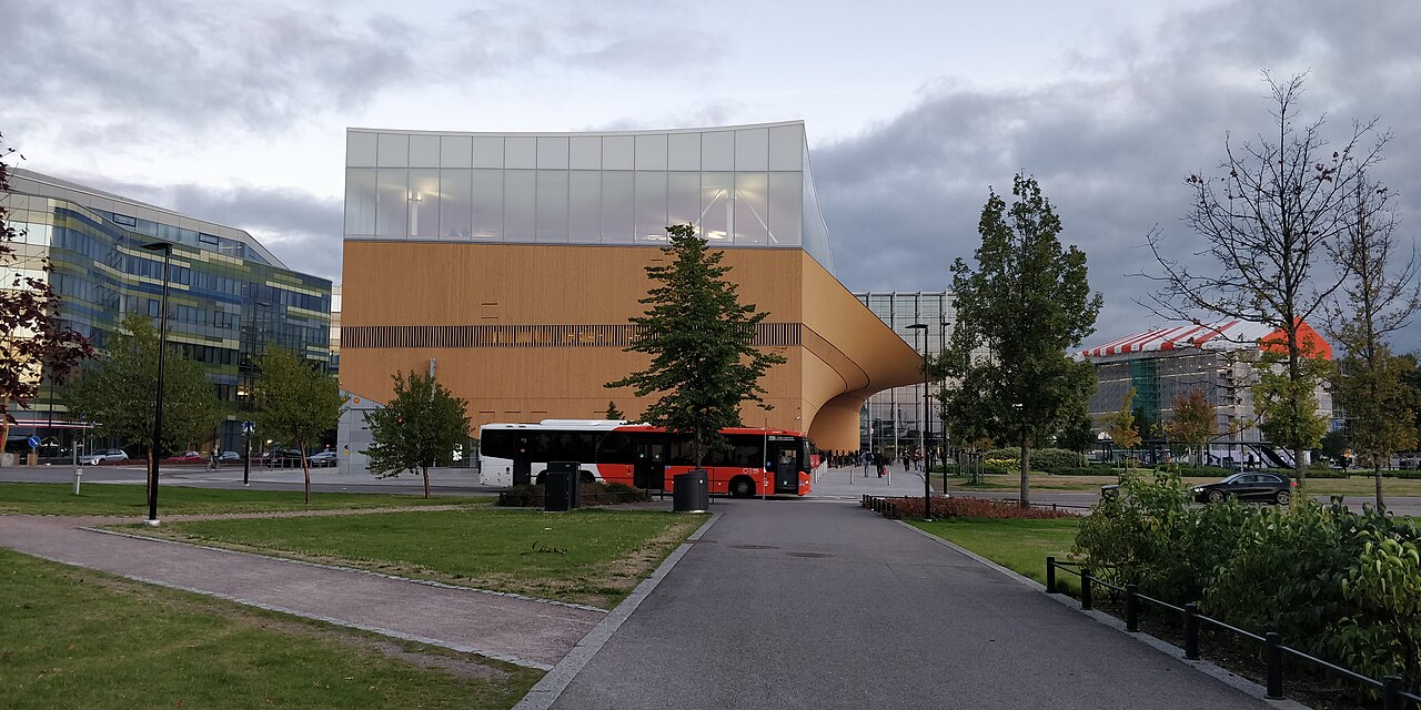 나무 곡선 외관이 보이는 헬싱키 중앙도서관 오오디 전경