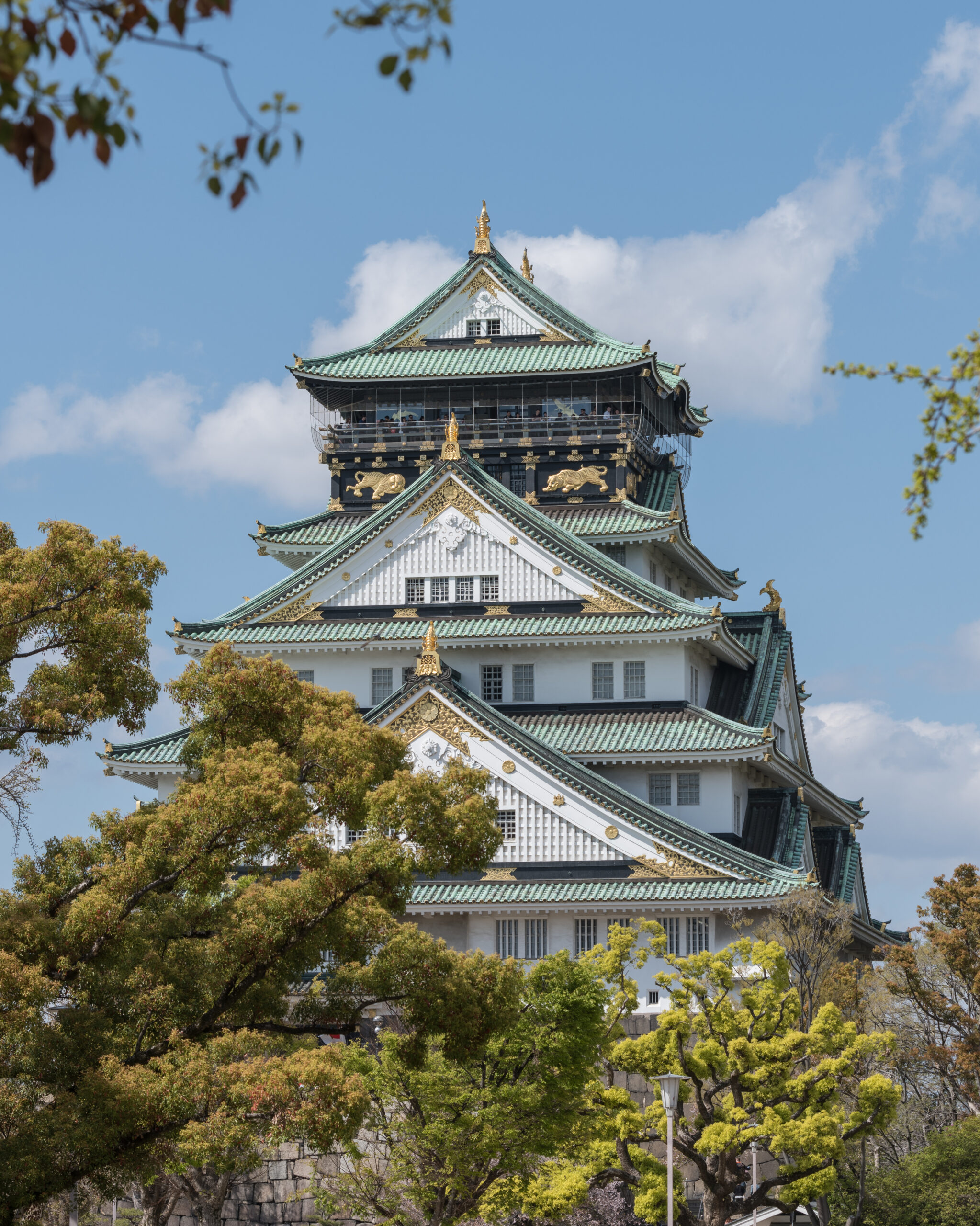 푸른 하늘 아래 오사카성 천수각 남쪽 전경