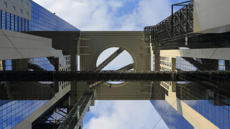 오사카 우메다 스카이 빌딩 전경과 연결된 공중 구조물이 보이는 낮 풍경