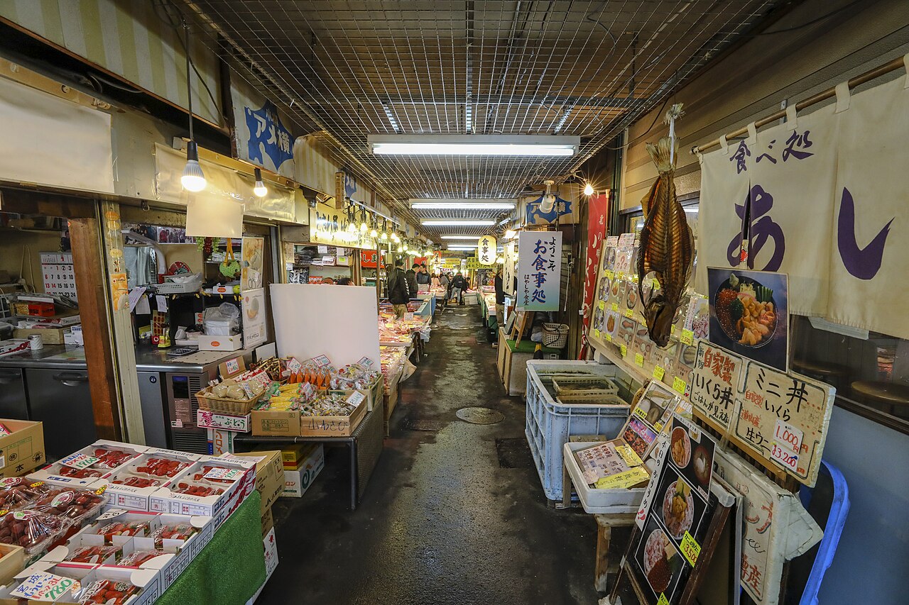 일본 홋카이도 오타루 산카쿠시장 내부 풍경