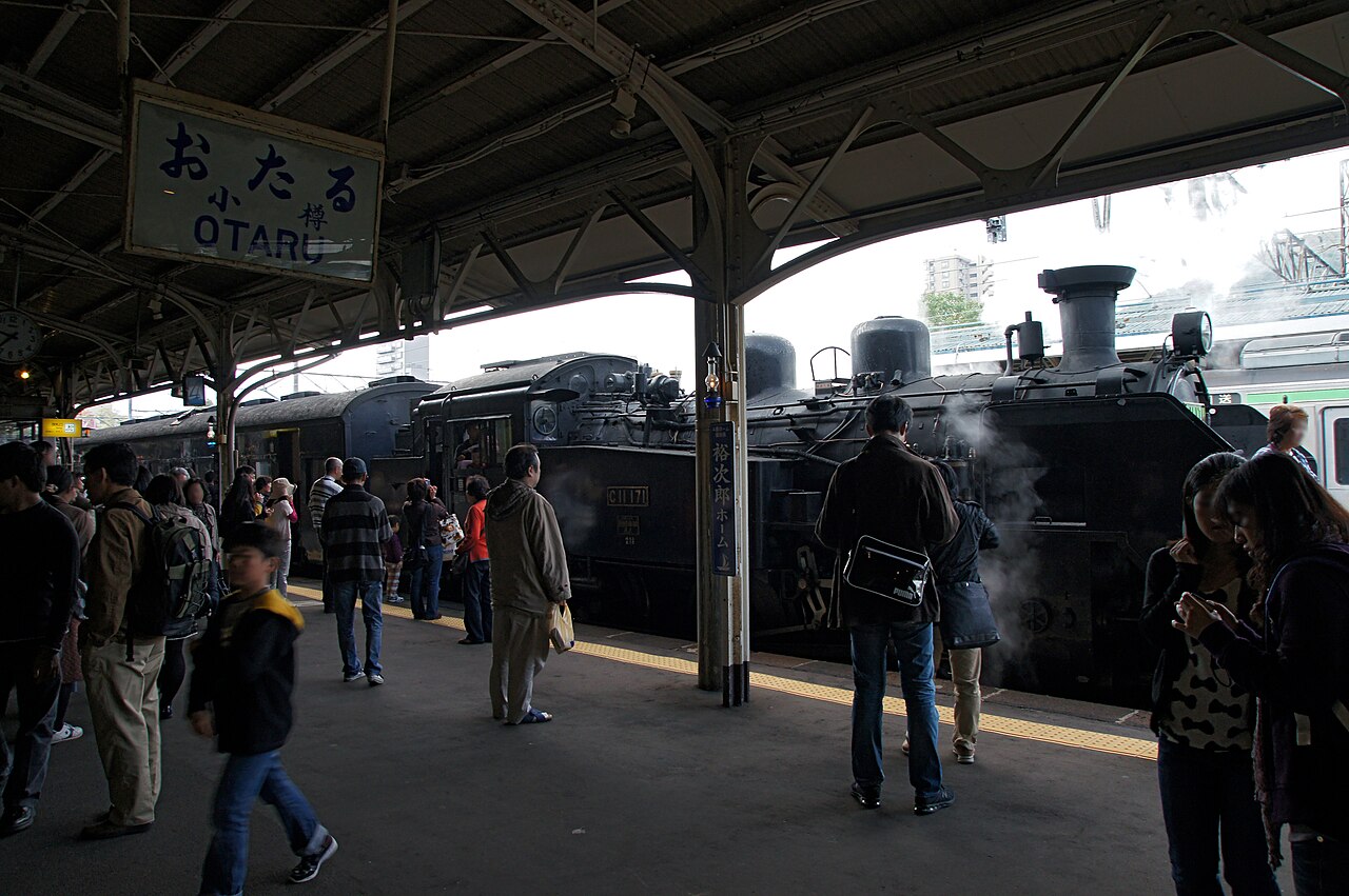 일본 홋카이도 오타루역 승강장과 역명판