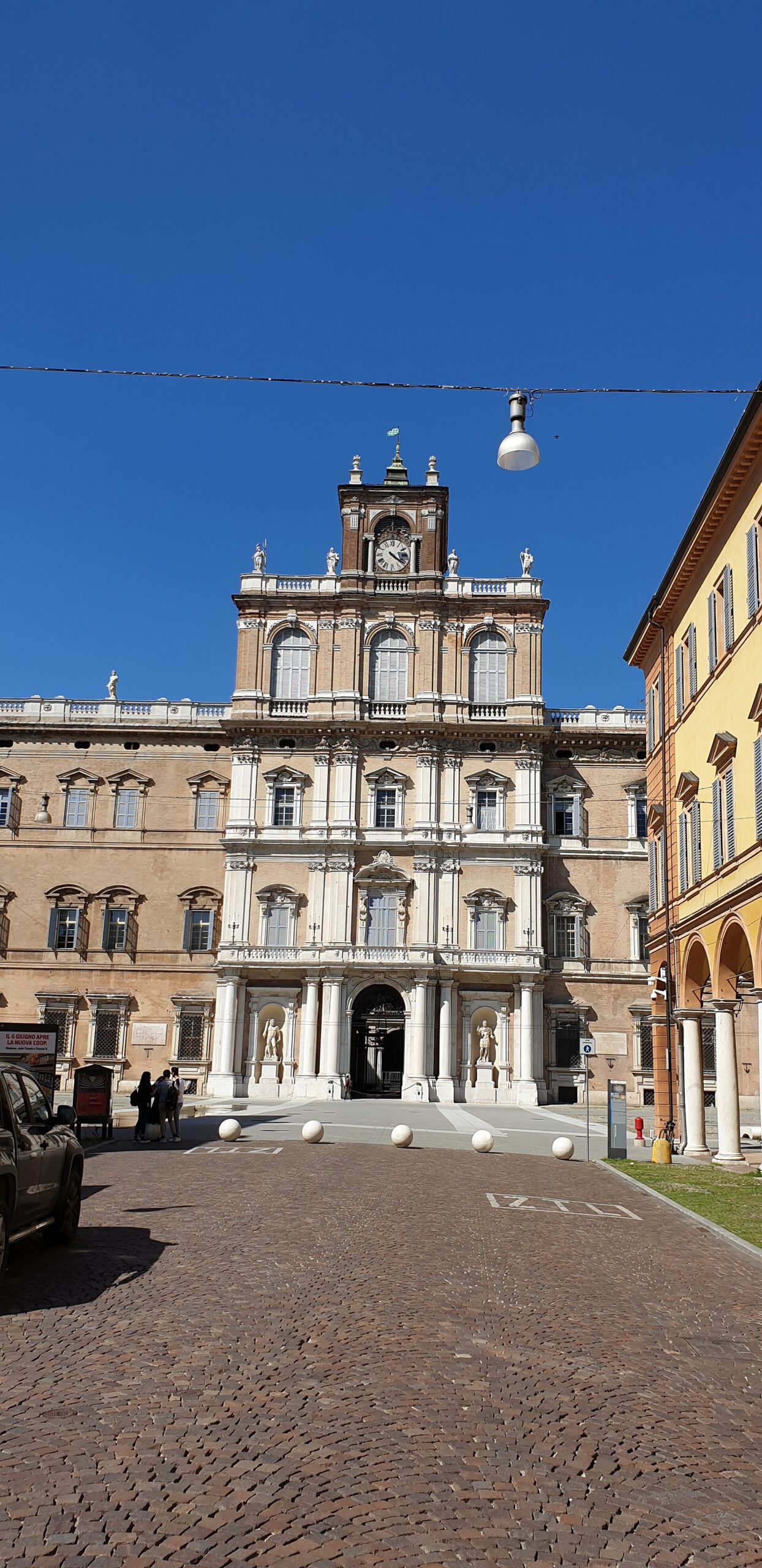 모데나 팔라초 두칼레의 웅장한 정면 외관