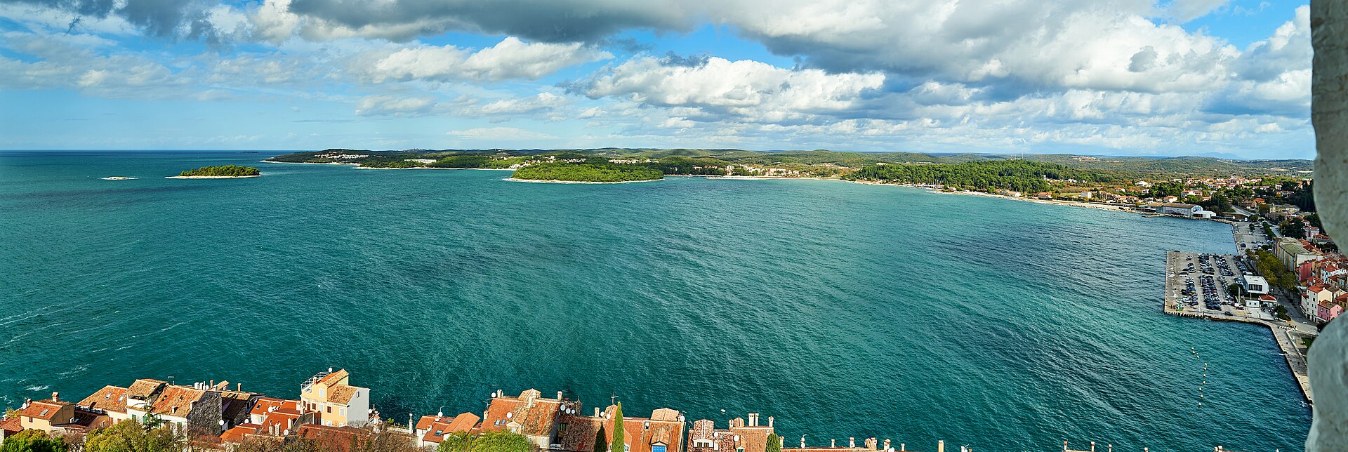 성 에우페미아 성당 종탑에서 내려다본 로빈 바다와 항구 풍경